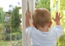 Безопасность ребенка при открытых окнах